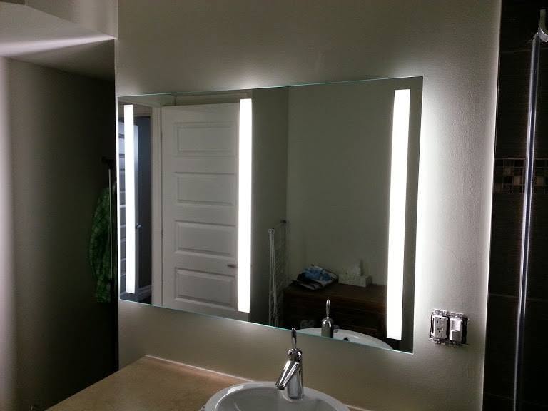 Miroir de vanité avec bandes lumineuses intégrées