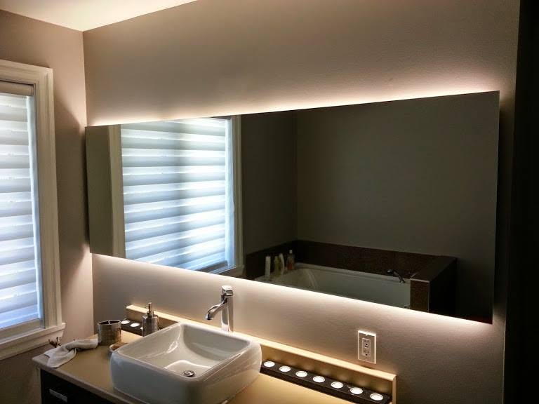 Grand miroir de salle de bain rétroéclairé