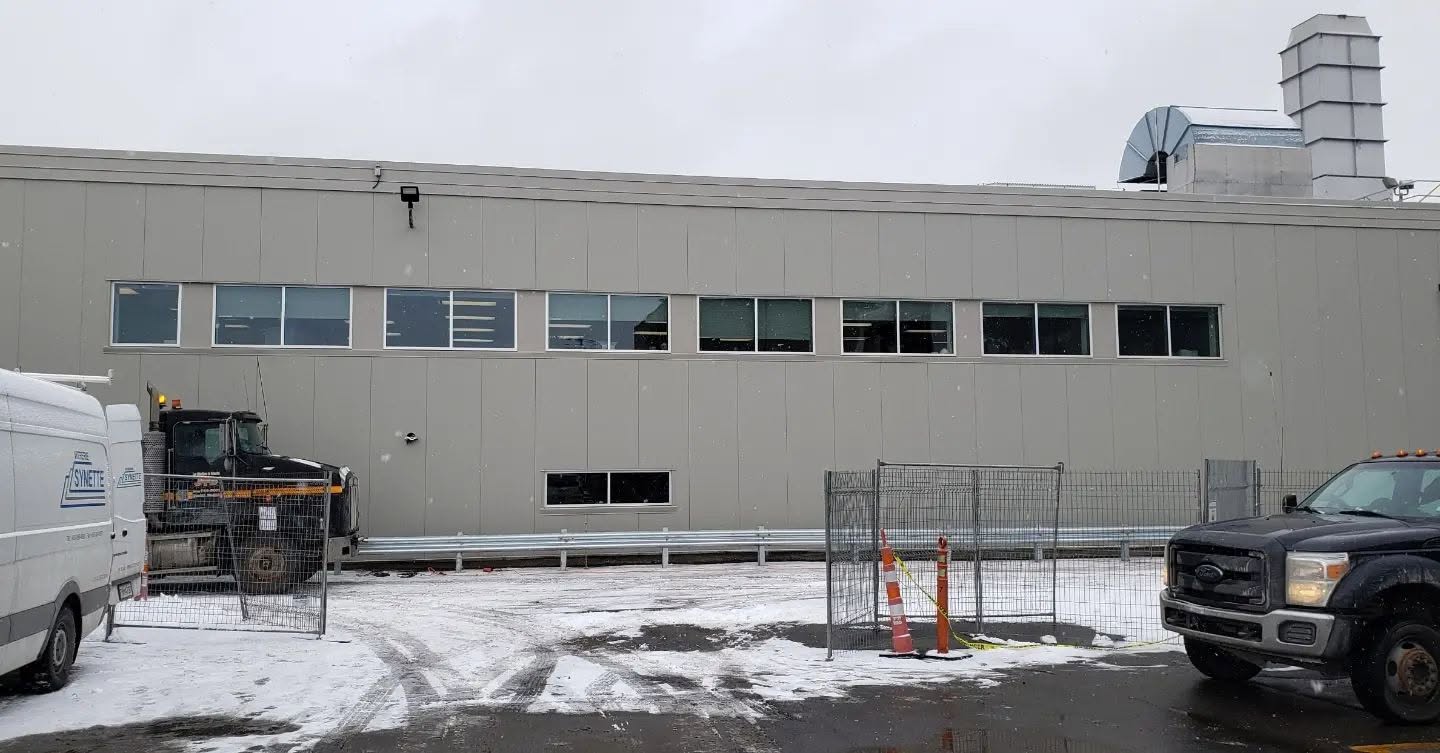 Façade industrielle avec encadrements d’aluminium