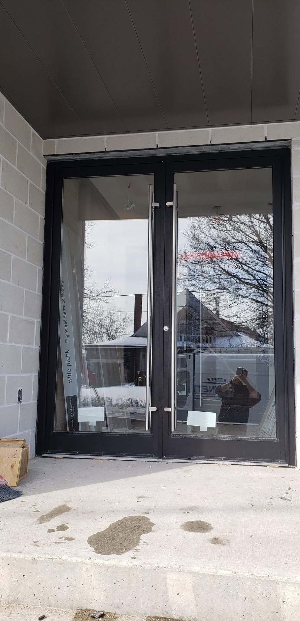 Entrée commerciale avec portes noires vitrées