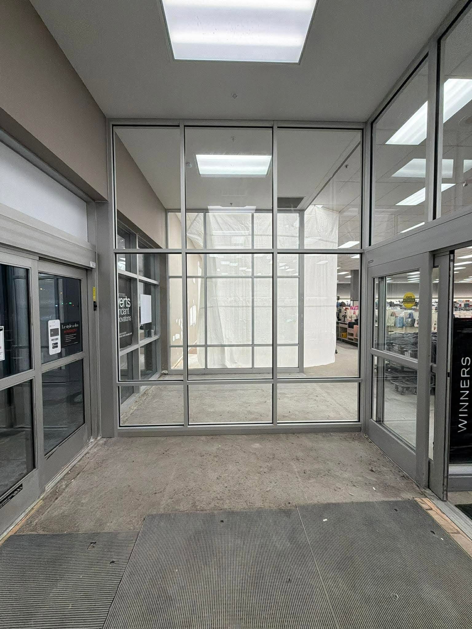 Encadrements d’aluminium d’un vestibule commercial