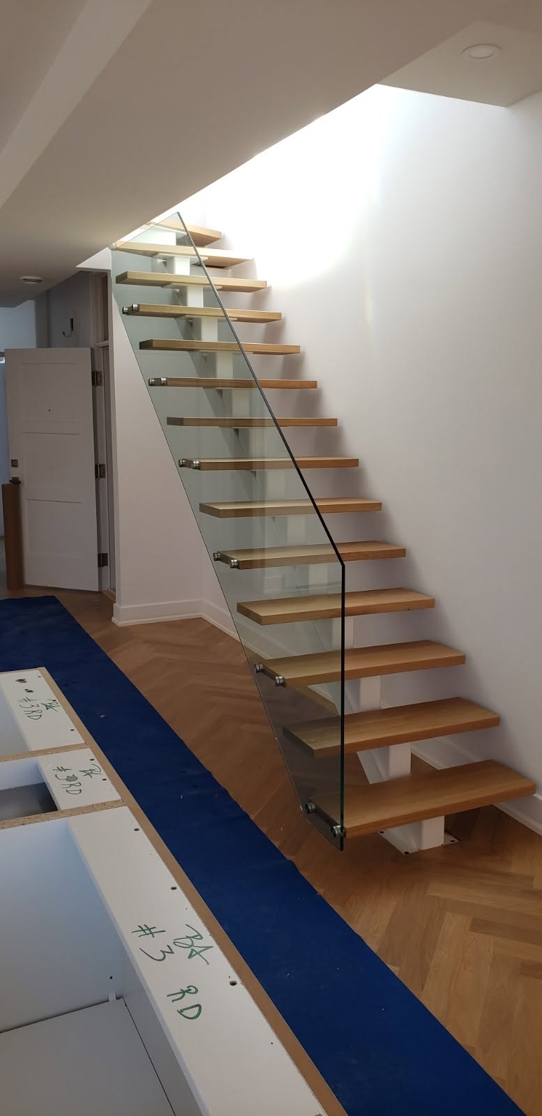 Rampe de verre minimaliste pour escalier
