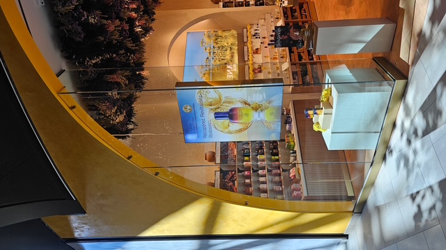 Vitrine commerciale cintrée L’Occitane