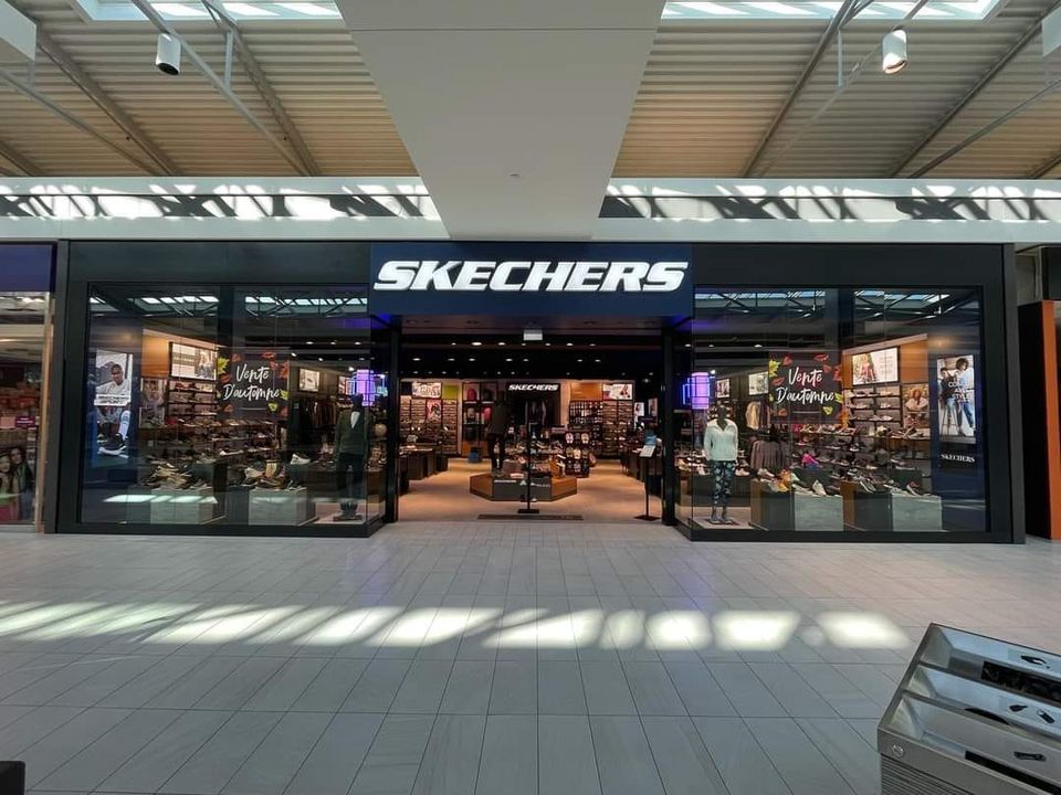 Vitrine commerciale Skechers réalisée par Vitrerie Synette